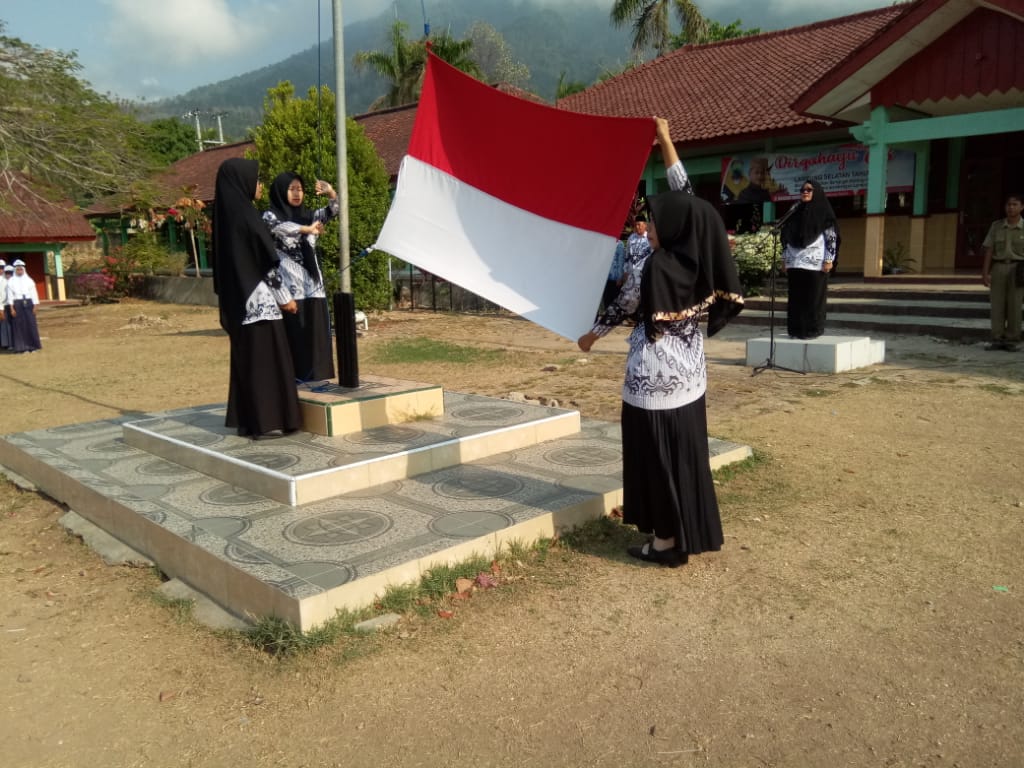 Peringati HGN Para Guru SMP Negeri 1 Rajabasa Jadi Petugas Upacara