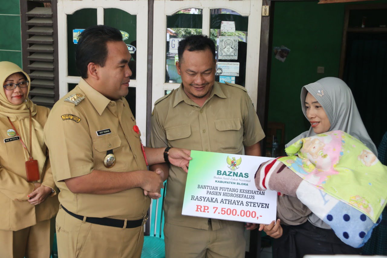 Pemkab Blora Serahkan Bantuan Untuk Bayi Penderita Hydrocephalus