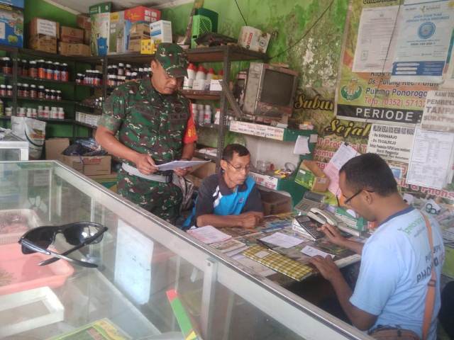 Yakinkan Ketersediaan Pupuk, Babinsa Koramil Pulung Cek Langsung  Kios Pendistribusian
