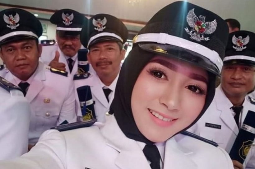 Kisah Biduan Dangdut, Angely Emitasari (Kades Cantik Berhati Malaikat dari Lamongan) “Meski Sibuk Tetap Layani JOB Luar Kota”