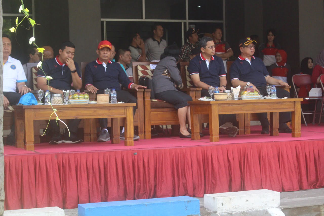 Rangkaian HUT 814 Tulungagung, Kasdim Dampingi Bupati Terima Para Peserta Pawai Mobil Hias