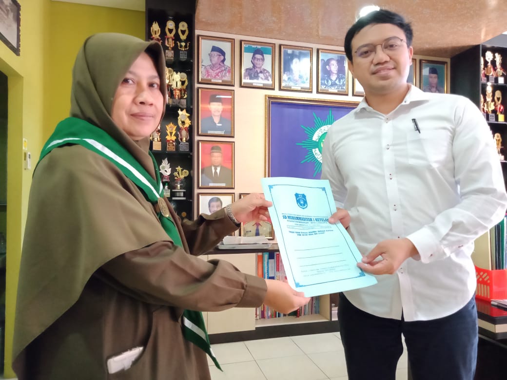 Jumat Berkah, Alumni SD Muhammadiyah 1 Ketelan Berbagi Penyejuk Udara