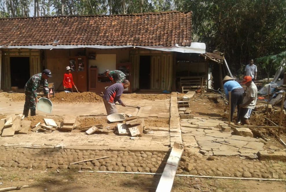 Tanpa Kenal Lelah Personil Koramil Manyaran Siap Wujudkan Rumah Layak Huni