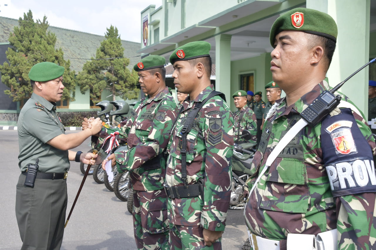 Demi Menunjang Kinerja Prajurit, Danrem 074/Warastratama Serahkan Kendaraan Dinas