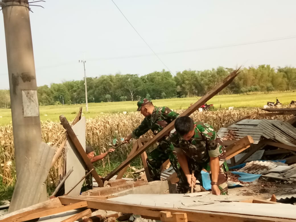 Danramil Babadan Pimpin Anggota Kerja Bakti Pembersihan Reruntuhan Kios akibat dari Hujan Disertai Angin Kencang
