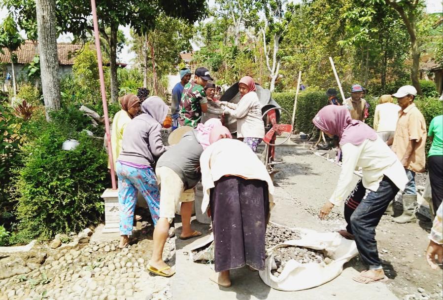 Demi Kelancaran Roda Ekonomi Di Desa, Ini Yang Dilakukan Babinsa Krandegan Bersama Warga