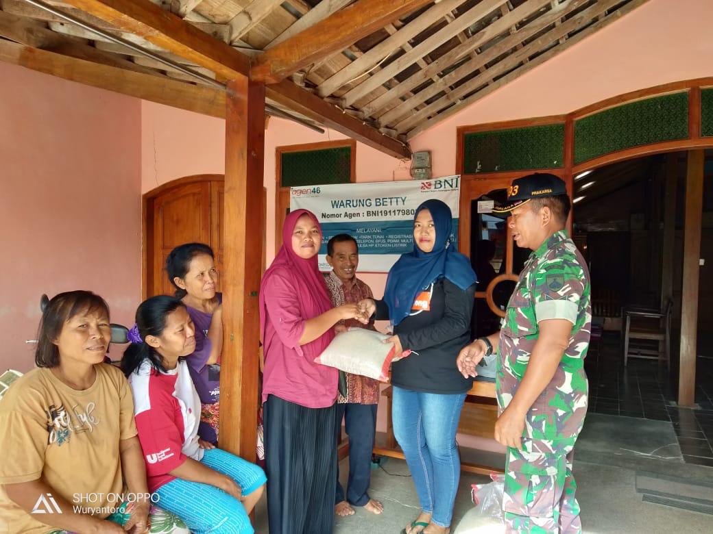 Babinsa Sumberejo Dampingi Penyaluran BPNT