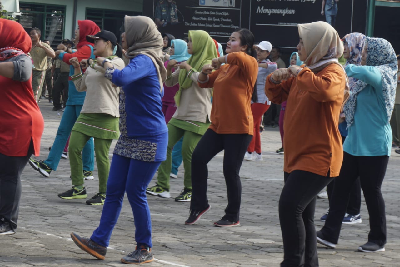 Penuh Semangat Anggota Kodim Ngawi Dan Ibu – Ibu Persit Ikuti Latihan Senam Sajojo