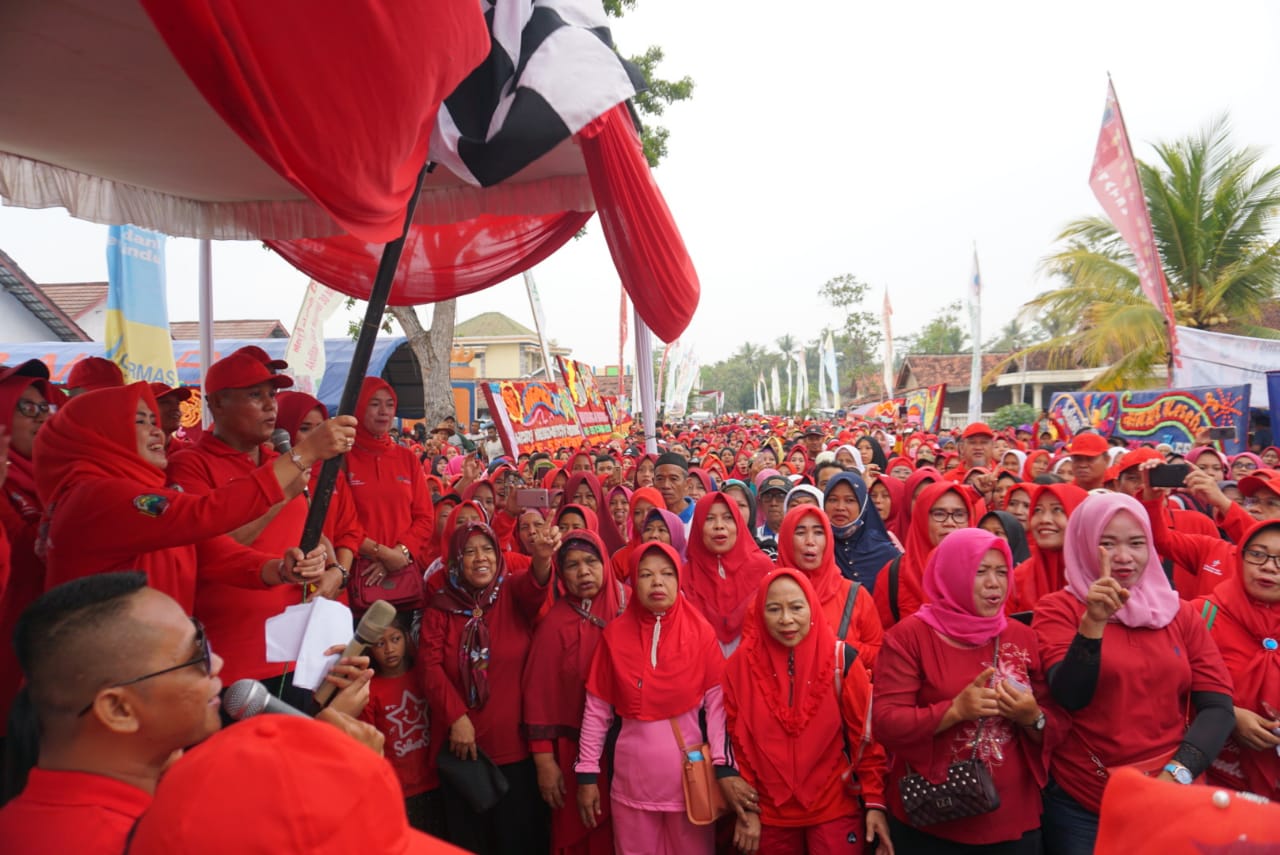 Ribuan Peserta Jalan Sehat Merahkan Lapangan Pancasila Natar