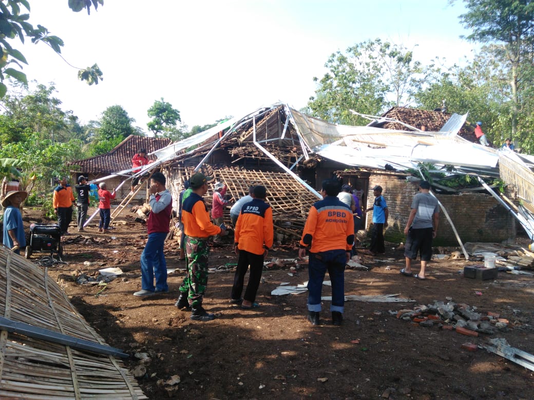 Koramil 13/Pracimantoro Dan BPBD Wonogiri Karya Bakti Pasca Bencana Angin Puting Beliung