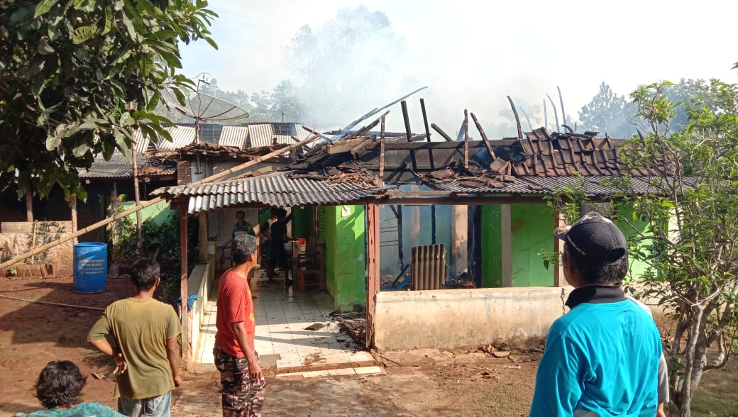 Diduga Arus Pendek Listrik  Rumah Milik Warga Sidomulyo Nyaris  Ludes