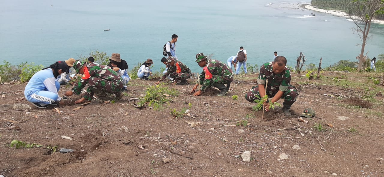Siswa Siswi SMA Negeri 1 Sidomulyo Bersama TNI Melakukan Penanaman Pohon Mangrove