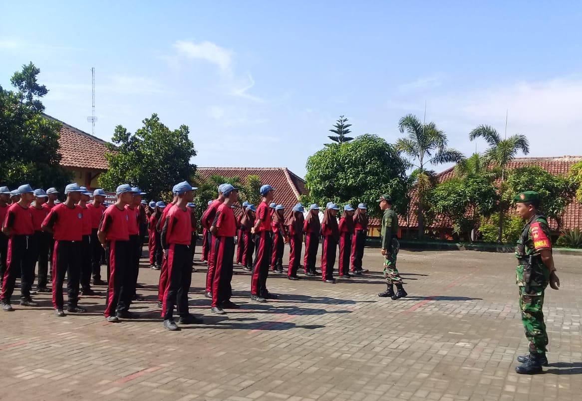 Begini Cara TNI Membentuk Karakter OSIS SMKN I Bulukerto