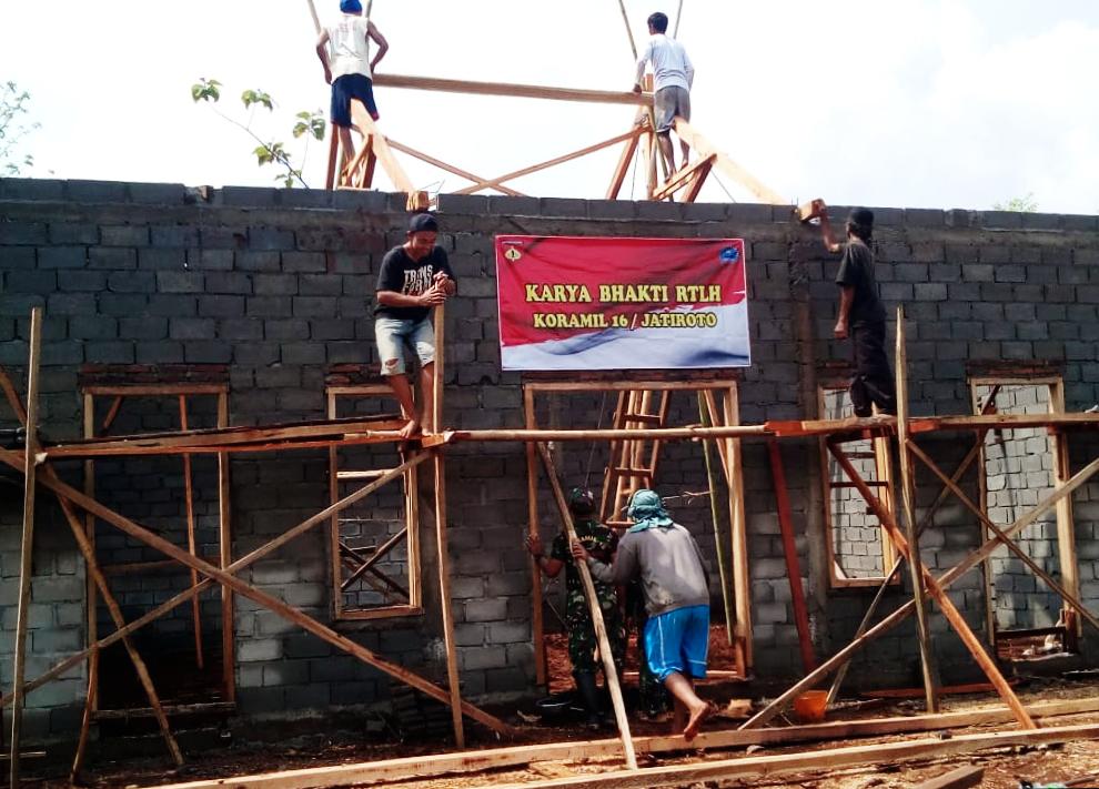 Anggota Koramil Jatiroto Wujudkan Rumah Layak Huni Milik Yatmo