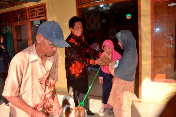 Kades Kedungwungu Berdayakan Warganya dengan Ternak Dan Bibit Pohon