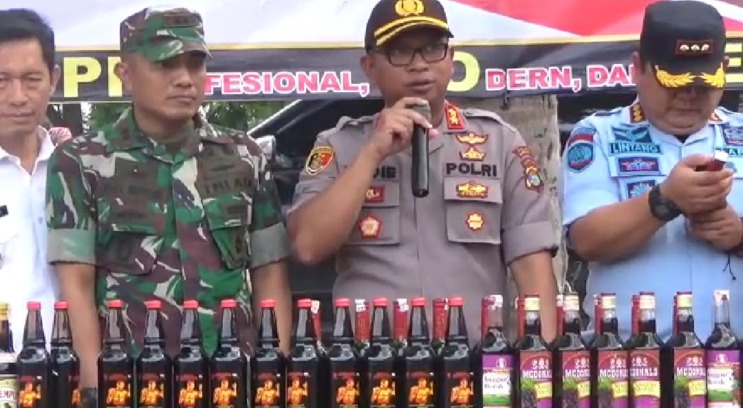 Polres Lamsel Musnahkan Ribuan Botol Miras