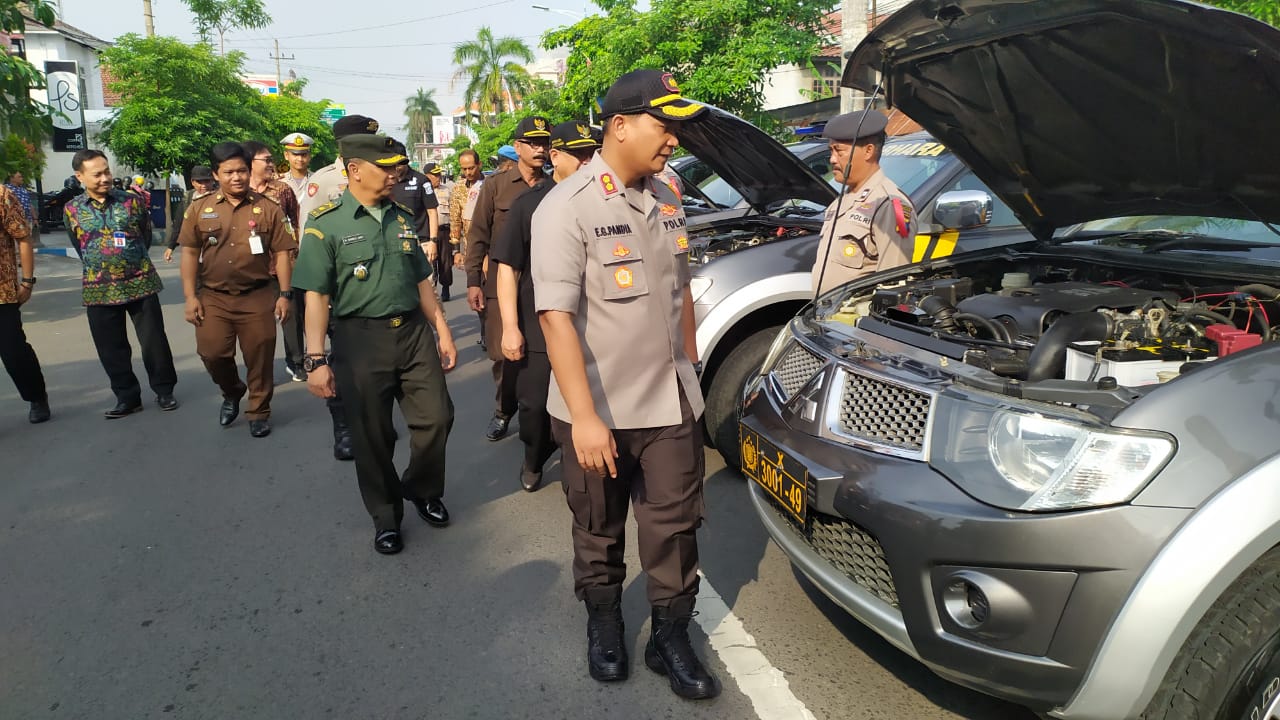 Kasdim Dampingi Kapolres Tulungagung Periksa Pasukan Operasi Lilin Semeru 2019