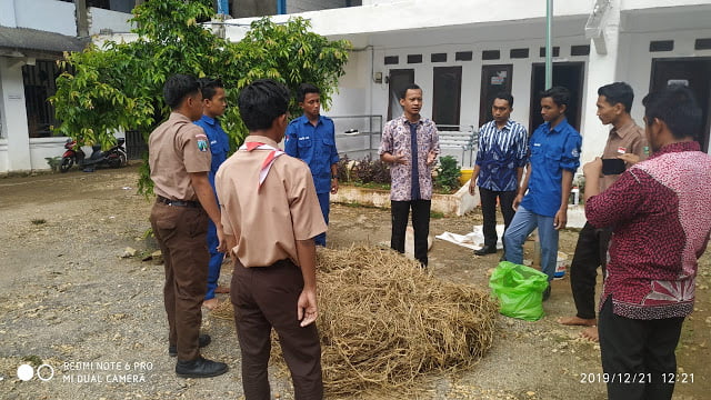 Siswa SMK Sumber Bungur Pakong Lakukan Pelatihan Pembuatan Pakan ternak dan Fermentasi Jerami Bersama Mahasiswa Peternakan Universitas UGM
