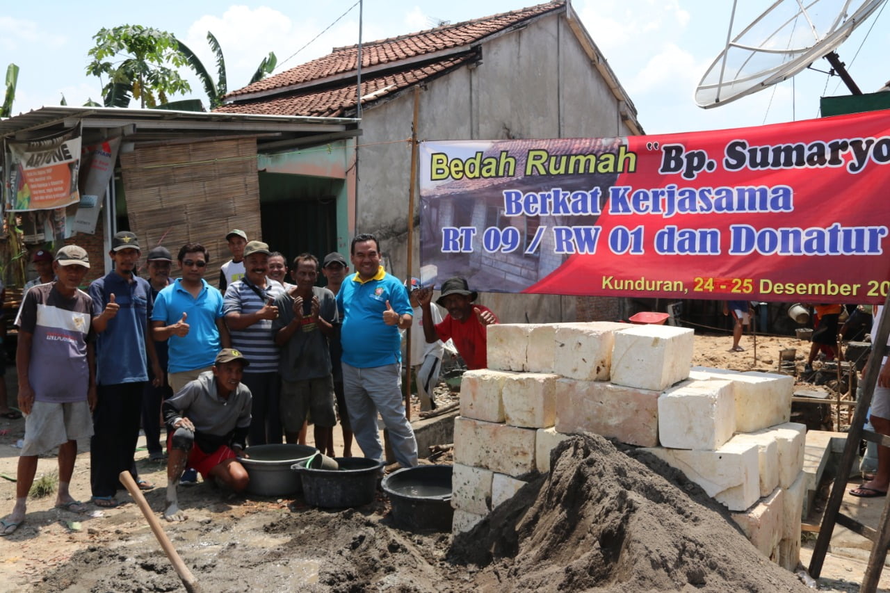 Warga Kunduran “Sambatan” Bedah Rumah Warga Kurang Mampu