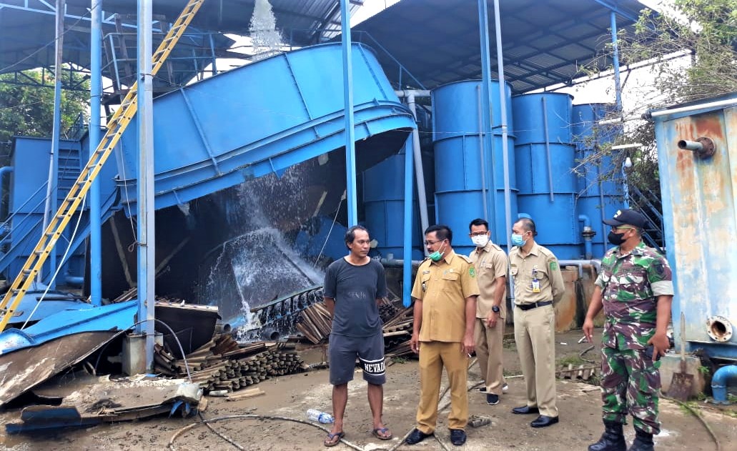Bersama Unsur Muspika, Babinsa Kota Bangun Sertu Agus Tani Tinjau Penampungan Air PDAM Yang Pecah