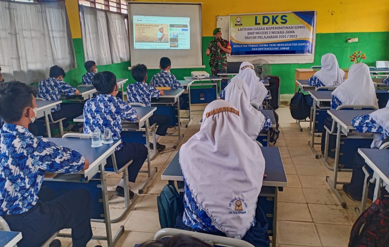 Tumbuhkan Karakter Pribadi, Serka Bustamin Berikan Materi Kepemimpinan Siswa SMP Negeri 2 Muara Jawa