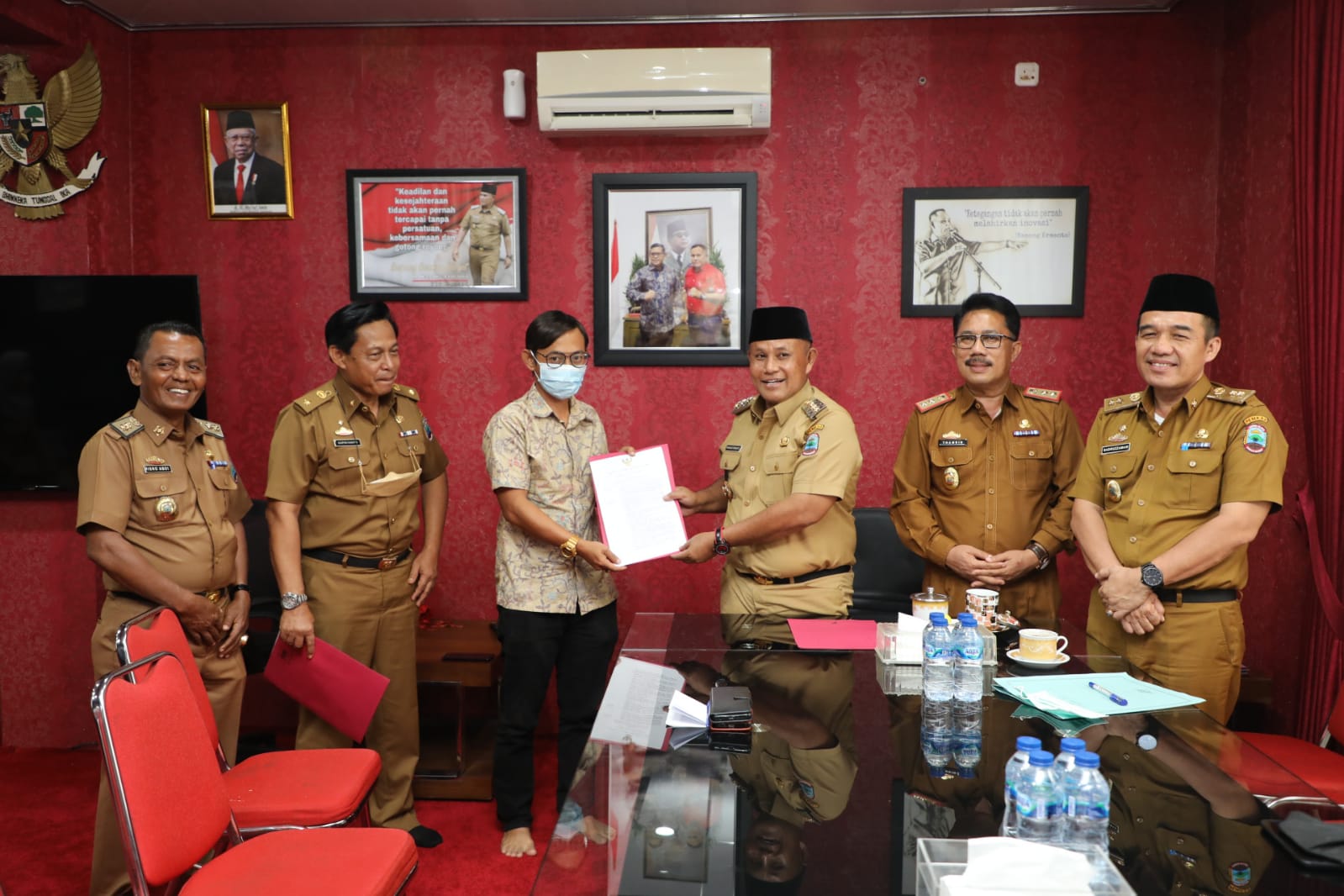 Pimpinan BUMD Lamsel Maju Terima SK Bupati