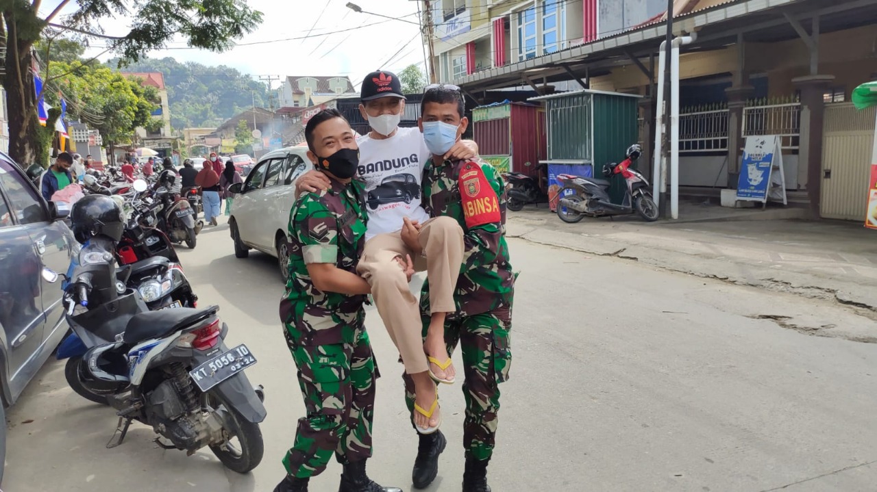 Bukan Untuk Cari Pujian Babinsa Sungai Pinang Bopong Warganya Yang Sakit Untuk Di Vaksin