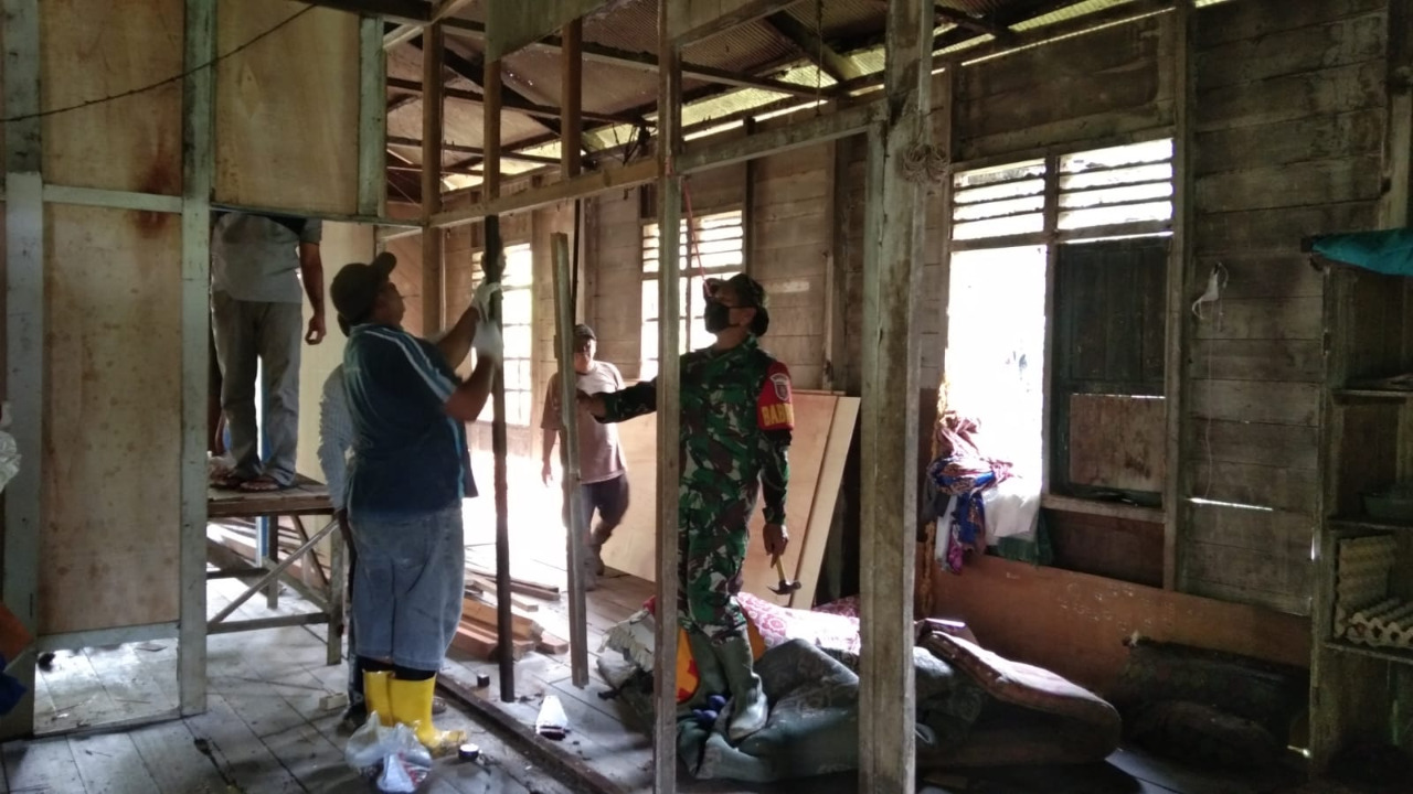 Babinsa Bersama Warga Masyarakat Bergotong Royong Lakukan Perbaikan Rumah