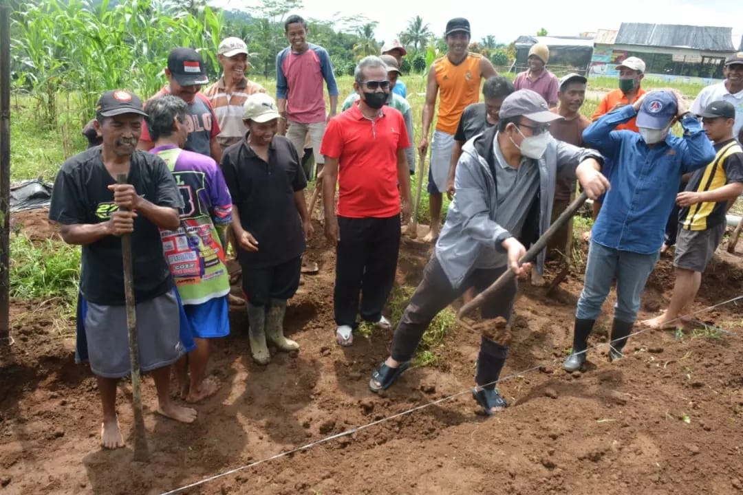 Membuat Jalan Menuju Curug Baturaden, Bupati Banyumas Ikut Kerja Bakti