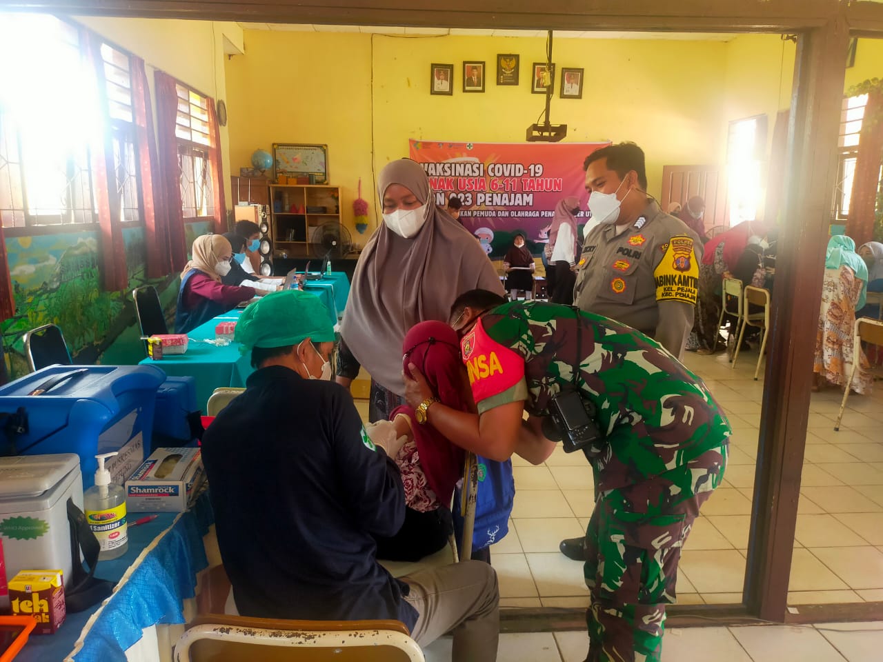Pengganti Wali Murid, Babinsa Koramil Penajam Dampingi Anak Saat Di Vaksin