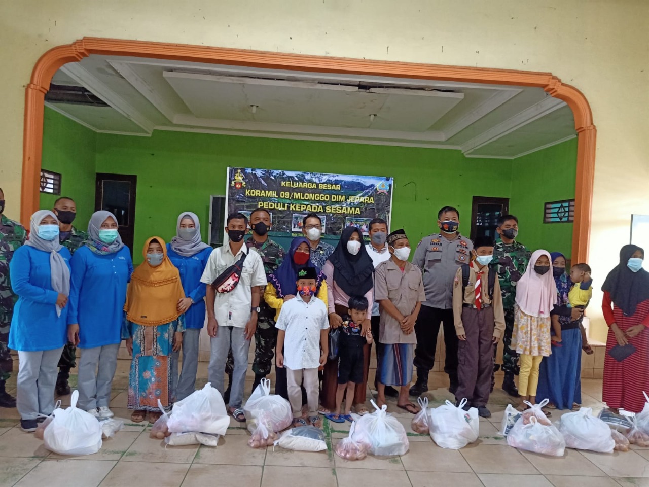 Danramil Salurkan Paket Sembako ke Warga Kurang Mampu