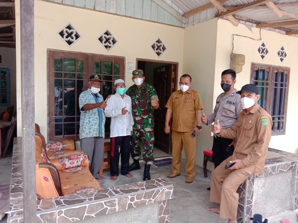 Kunjungi Rumah Warga, Koramil Samboja Gelar Vaksinasi Door To Door.