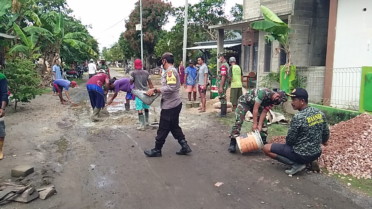 Wujudkan Kekompakan, TNI-Polri dan Warga Perbaikan Jalan