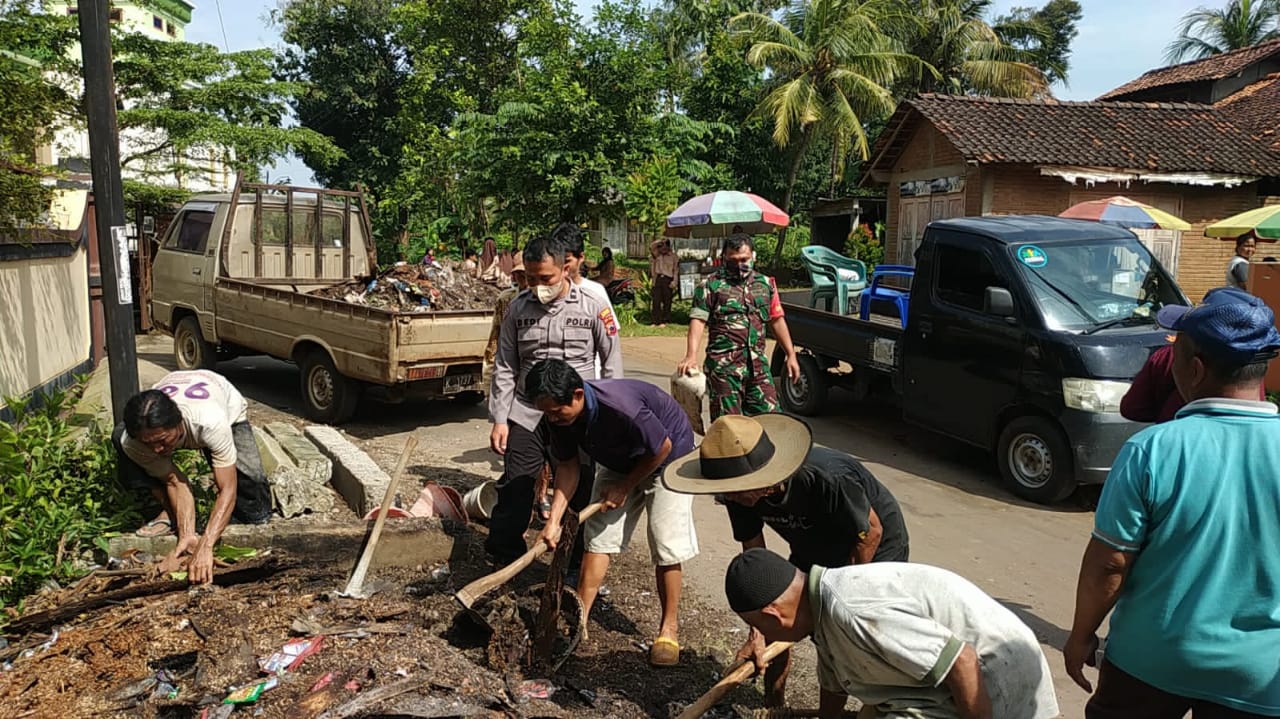 Babinsa Bantu Karya Bakti Pembersihan Lingkungan