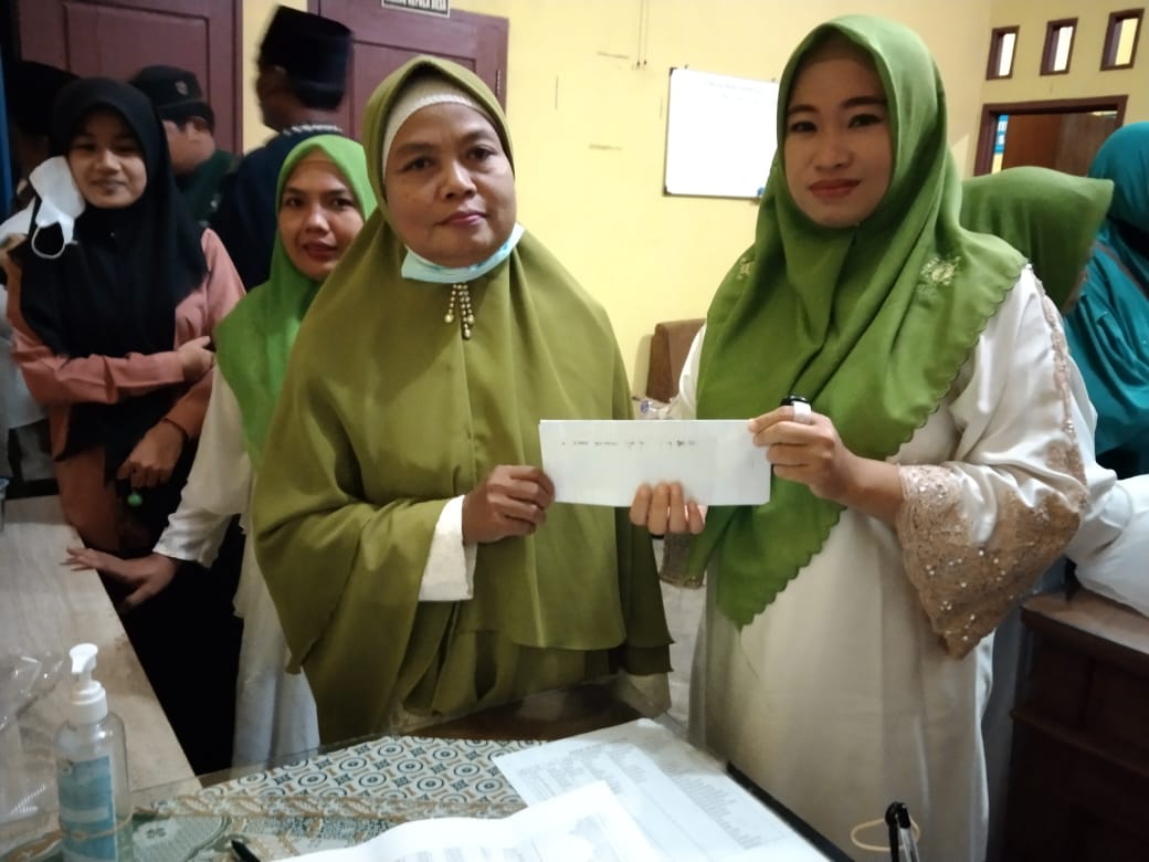 Jelang Ramadhan Aparatur Desa Fajar Baru Terima Honor.