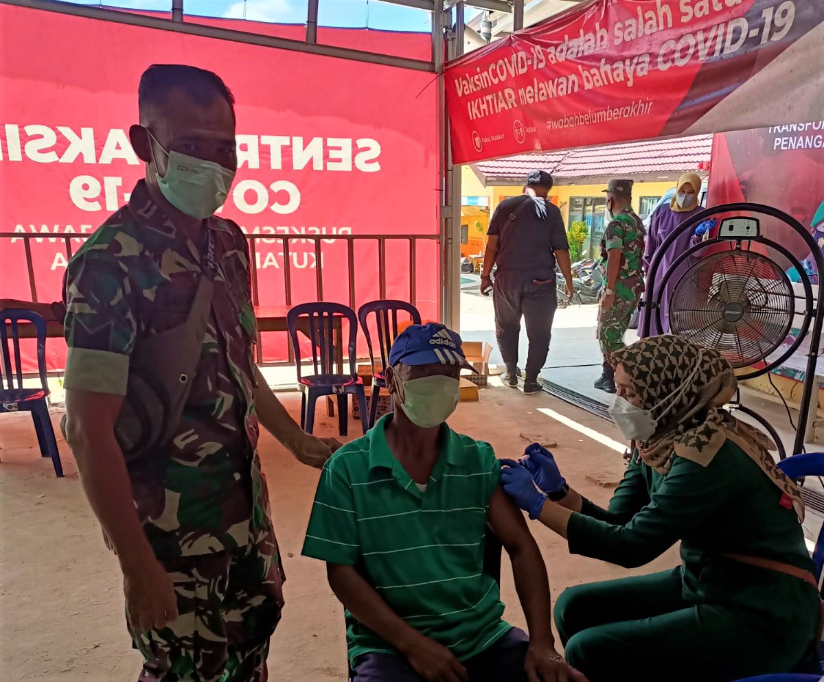 Danramil Muara Jawa Monitoring Langsung Kegiatan Vaksinasi Di Wilayahnya