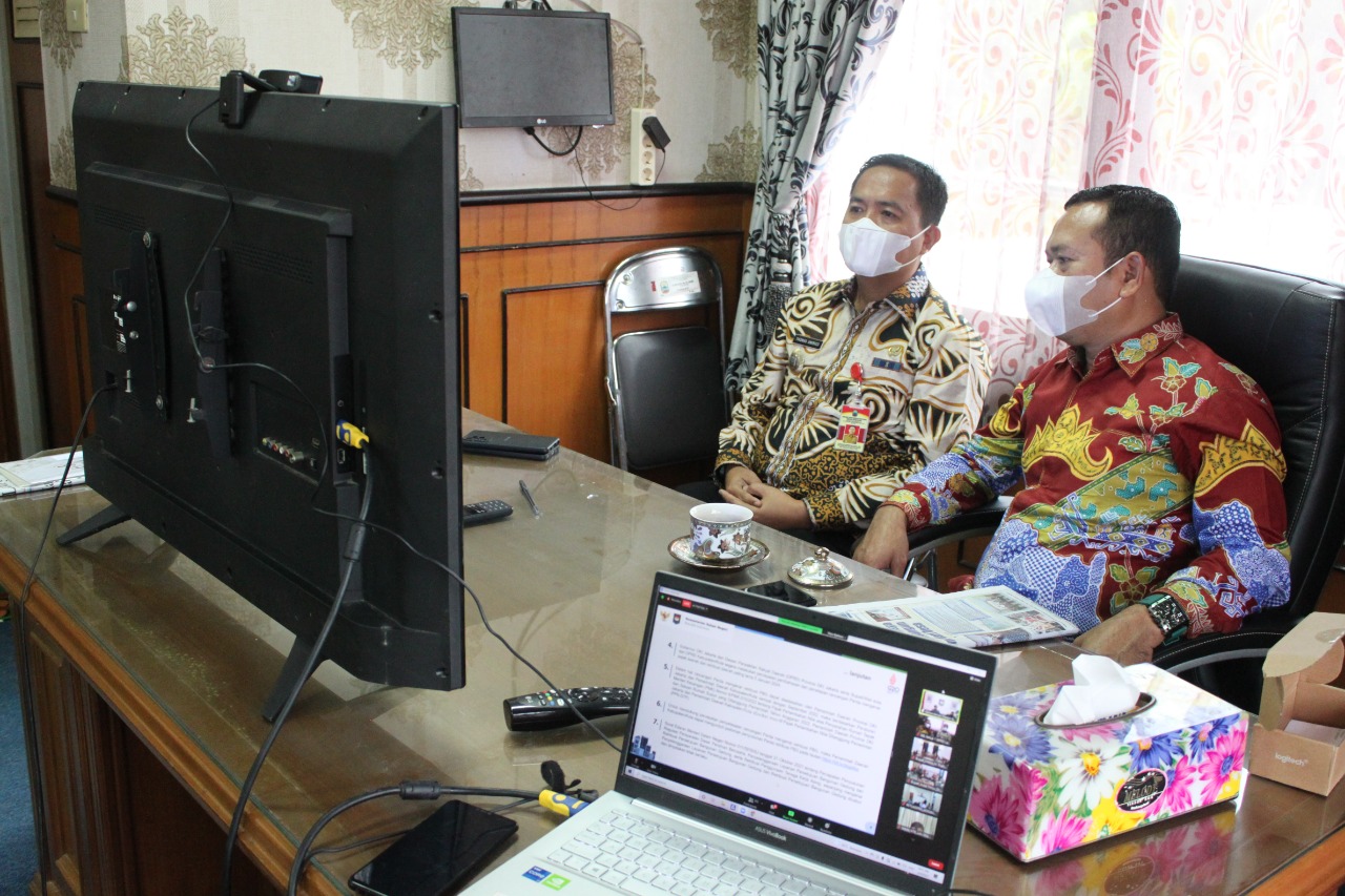 Secara Virtual Zoom Meeting Wakil Ketua I DPRD Lamsel dan Sekwan Ikuti Rapat Bersam 4 Menteri