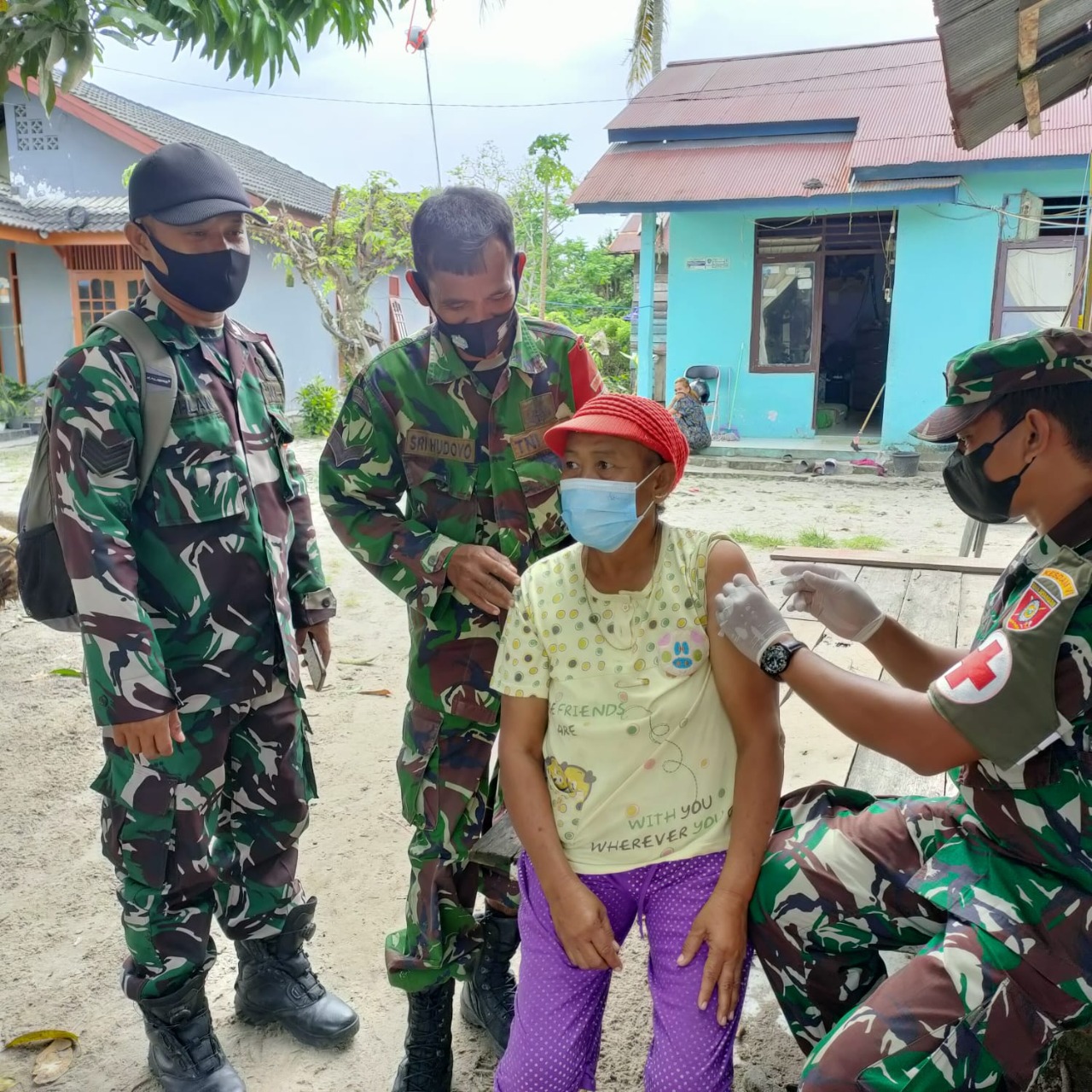 Bujuk Rayu Akhirnya Mau, Danramil Waru Ikut Andil Bantu Vaksin Lasia