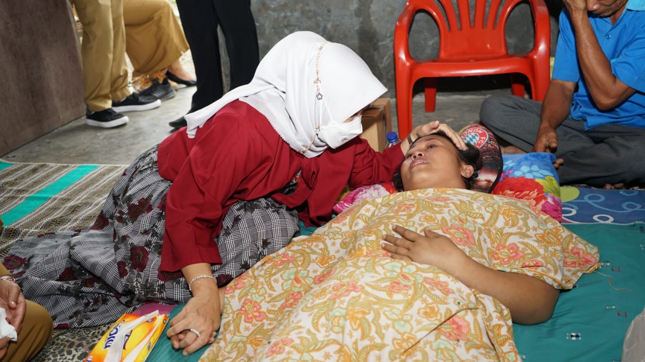Hj Winarni Kunjungi dan Berikan Bantuan Kepada Penderita Tumor dan Kanker Payudara