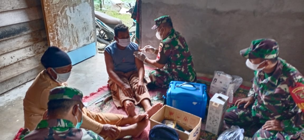 Patut Diapresiasi Lansia Ini, Pulang Dari Cari Rumput Langsung Ikut Vaksin Kodim 0913/PPU