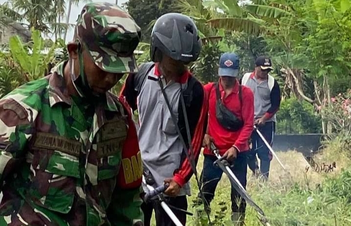 Bersama Masyarakat Babinsa Kodim 0421/LS, Gotong Royong Ciptakan Lingkungan Bersih