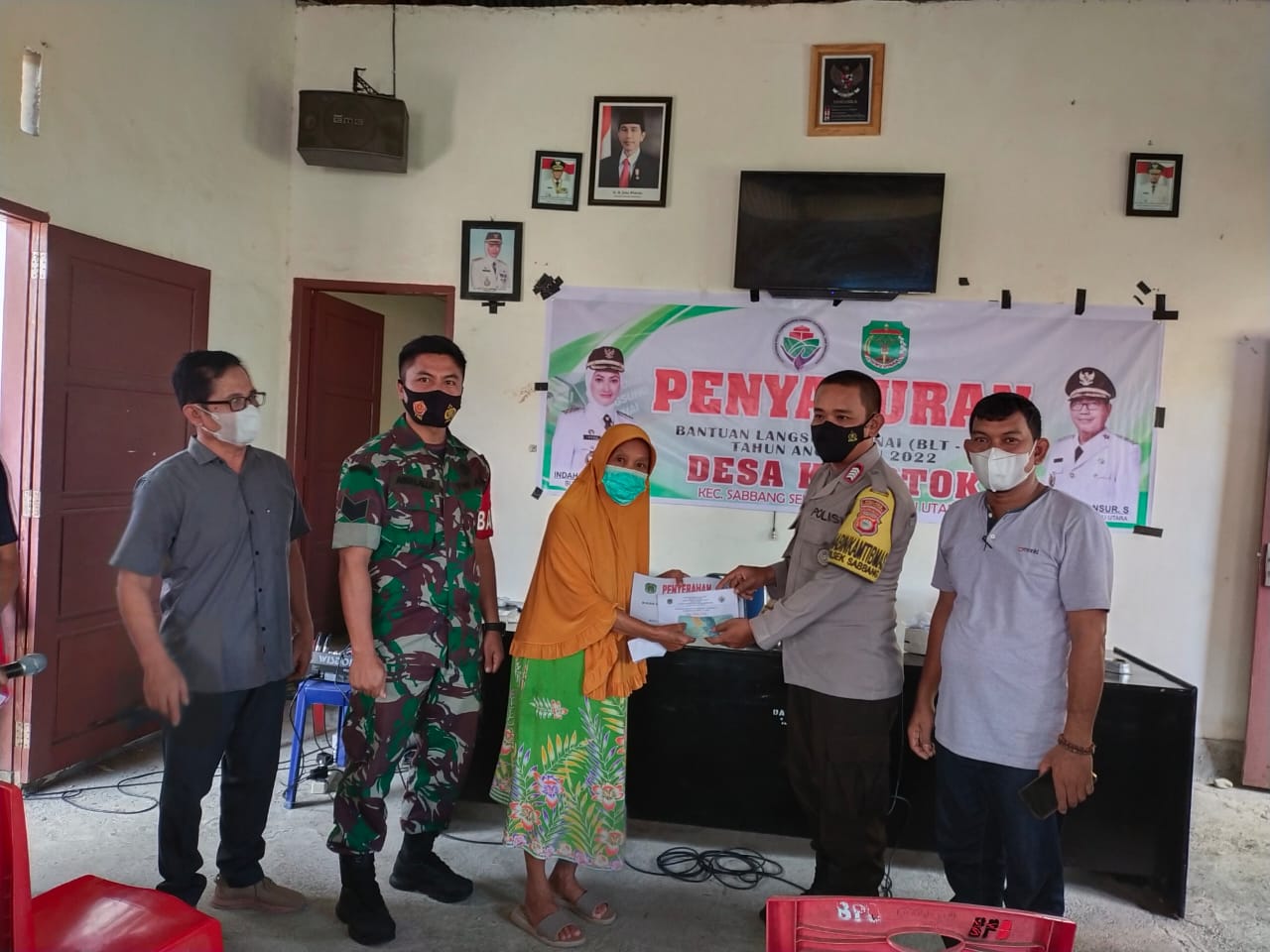 Drs Jusman, Bagikan BLTDes ke 111 Kepala Keluarga di Desanya