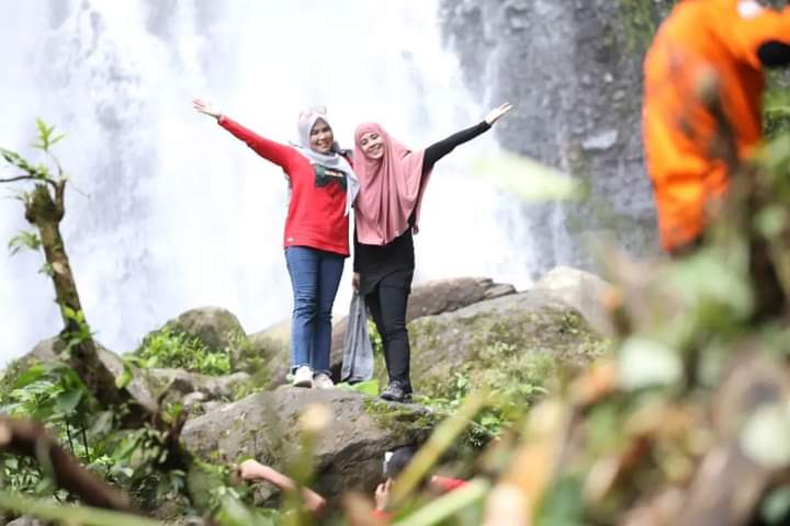 Ketum P2WLS Kenalkan Indahnya Air Terjun Way Tayas Kepada Artis Ternama