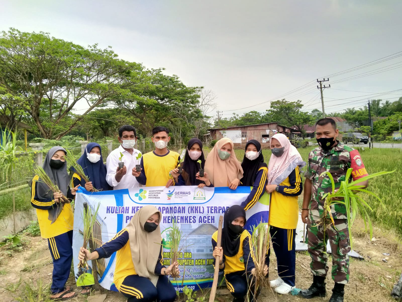 Kompak!!! Mahasiswa KKL dan Babinsa Tanam Apotik Hidup