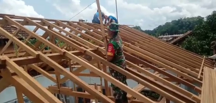 Warga dan Babinsa Kompak Perbaiki Mushola Al-Arif