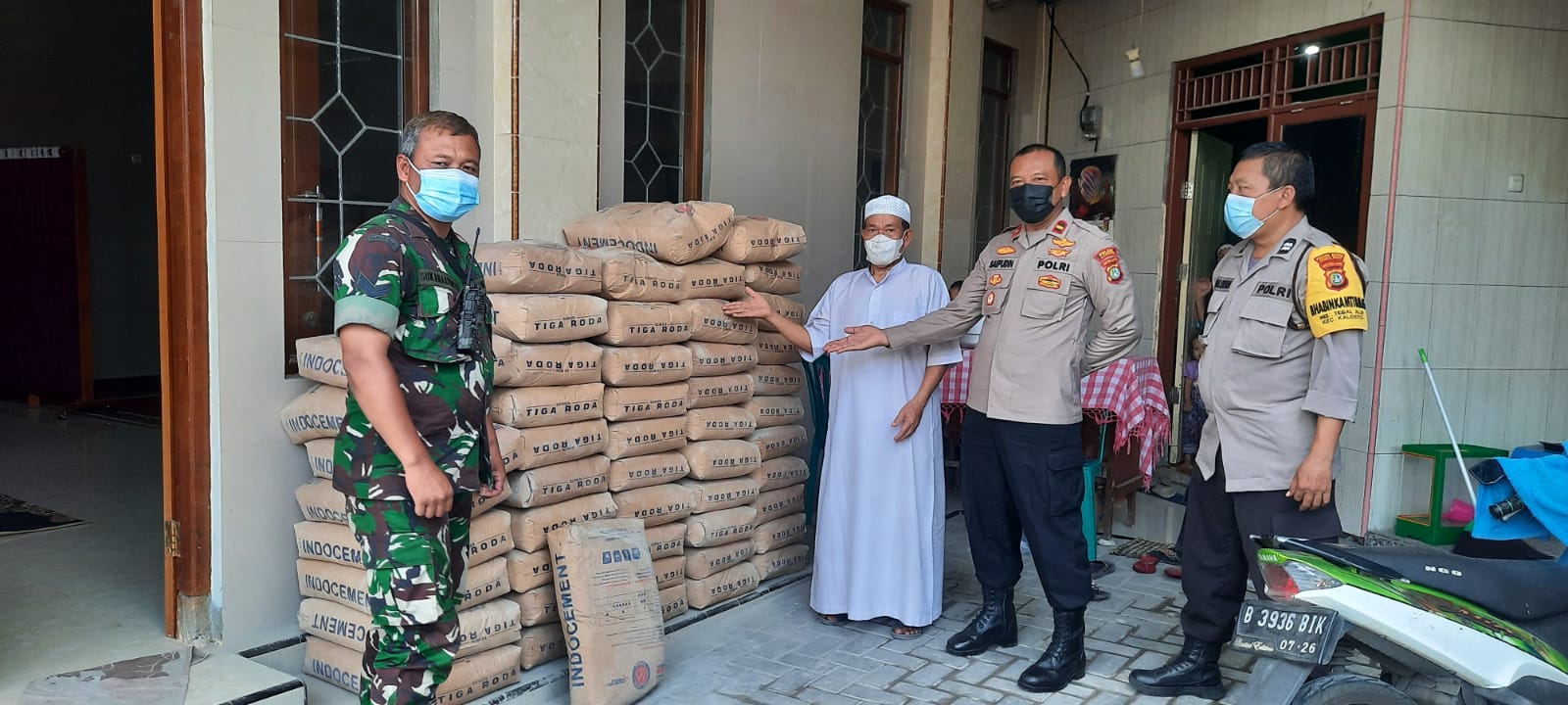 Kapolsek Kalideres Salurkan 50 Sak Semen ke Musholla Assyukriyah