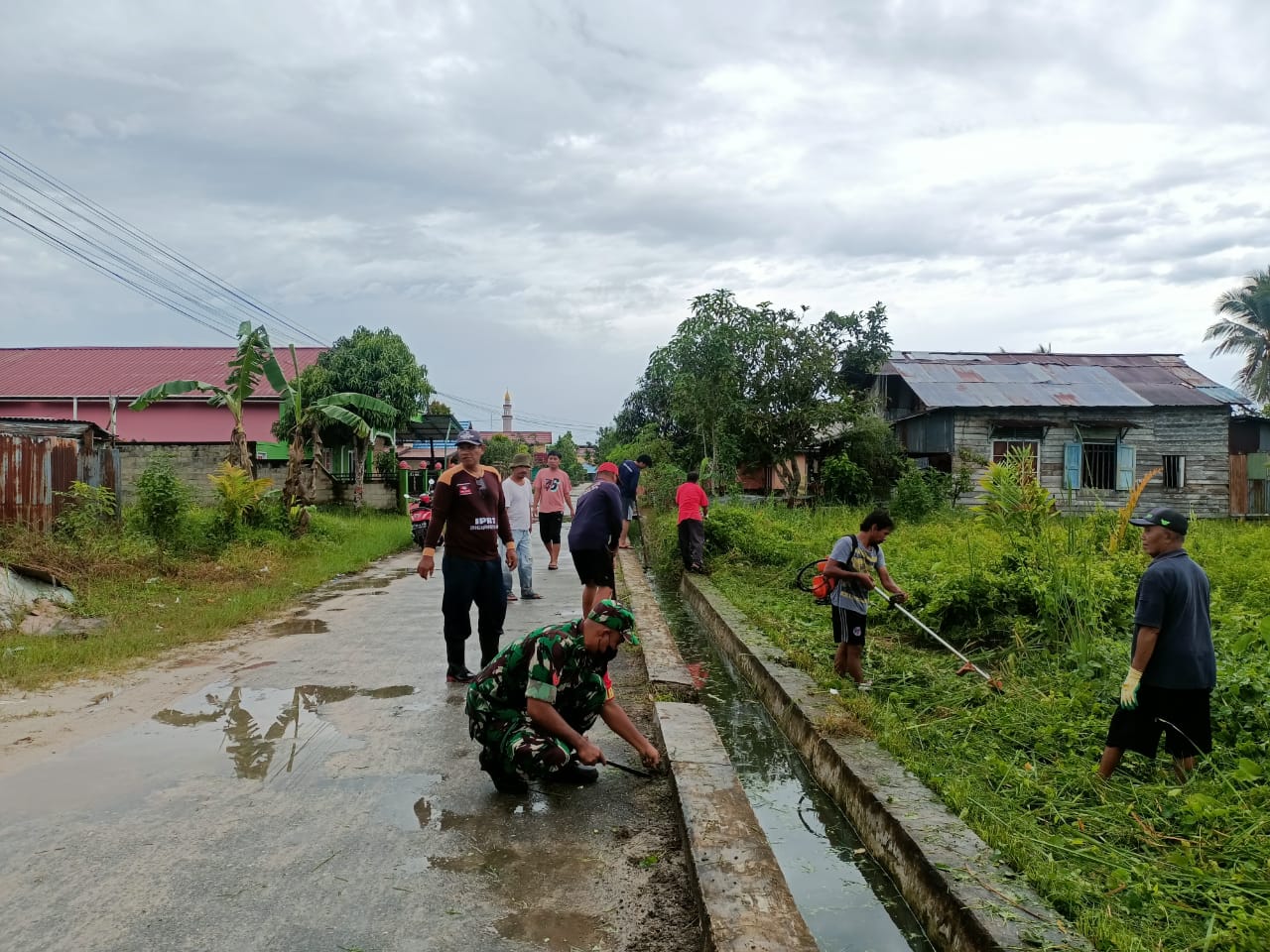 Cegah Luapan Air, Babinsa Muara Jawa Bersama Warga Gotong Royong Bersihkan Parit