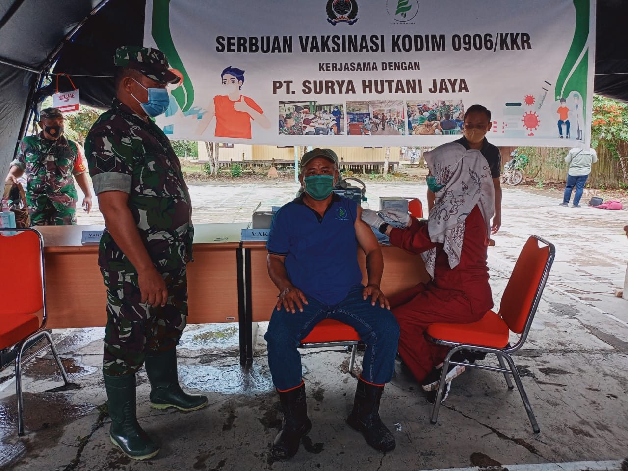 Kodim 0906/Kutai Kartanegara Berkolaborasi Dengan PT. Surya Hutani Jaya Dalam Serbuan Vaksinasi