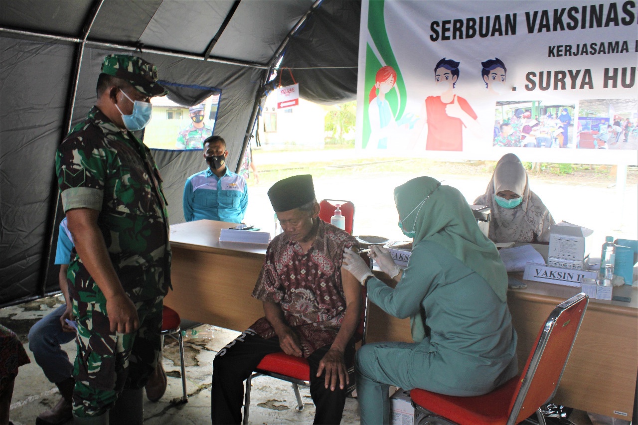 Kekompakan Babinsa Muara Kaman Bersama Ketua RT Dalam Mensukseskan Serbuan Vaksinasi