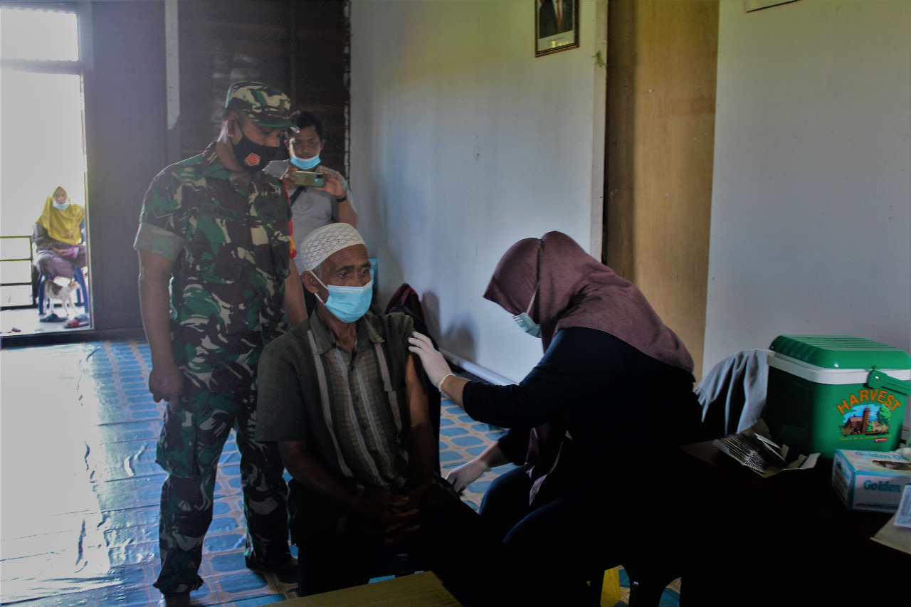 Tak kenal jarak dan Libur, Babinsa dan tim vaksin kodim 0906/Kutai Kartanegara Kakukan Serbuan vaksinasi
